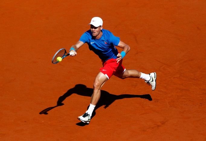 Český tenista Tomáš Berdych v semifinálovém utkání Davis Cupu 2012 s Argentincem Carlosem Berlocqem.