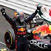 Sergio Pérez z Red Bullu slaví triumf ve Velké ceně Monaka 2022