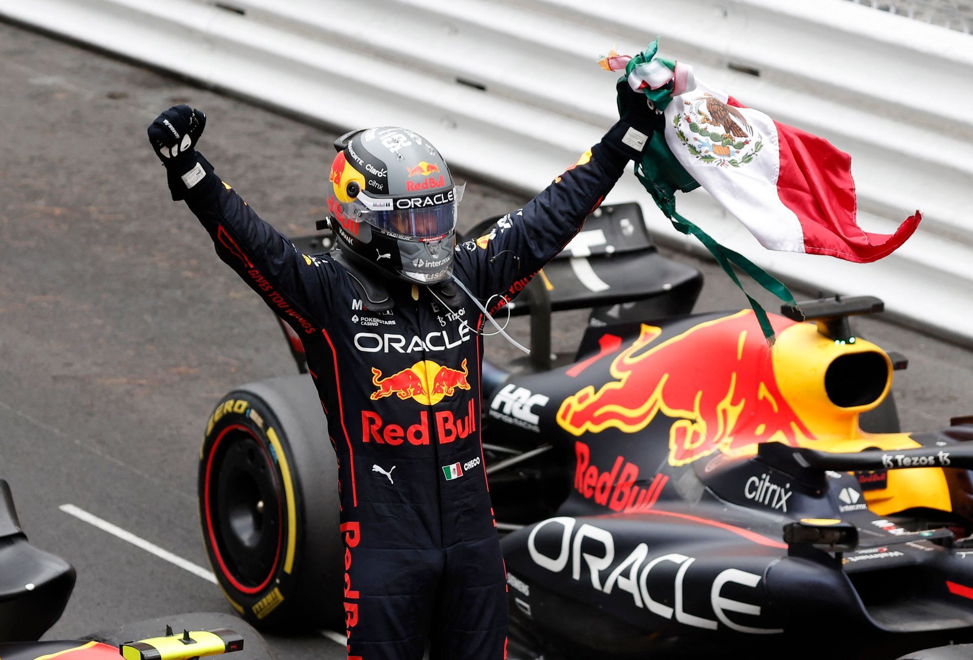 Sergio Pérez z Red Bullu slaví triumf ve Velké ceně Monaka 2022