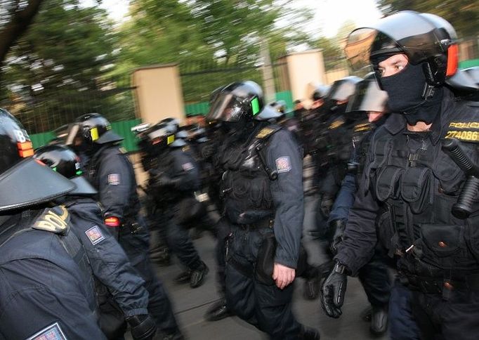 Před rezidencí policie demonstranty prakticky sevřela a nedala jim šanci odejít jinam.