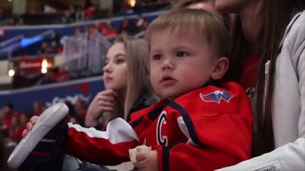 Trenéři zlatým hokejistům zabavili telefony, s hokejkou už válí mladý Ovečkin