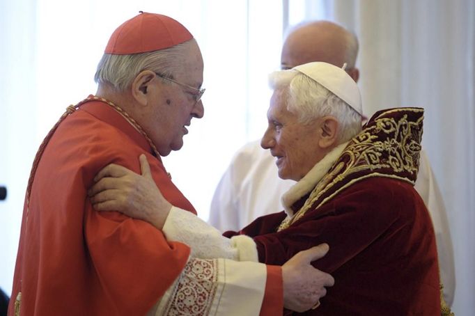 Papež Benedikt XVI. s kardinálem Angelem Sodanem nedlouho před tím, než svět šokoval oznámením o rezignaci na úřad. (11. února 2013)