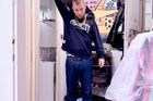 Filip utekl za kulisy, vyměnil klávesnici za kladivo a stal se kulisákem v divadle. Tam se potkal s tvrdou, ale smysluplnou prací, která ho přiblížila lidem i umění. Od té doby je jeho život opravdu pestrý.