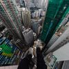 Návštěvu Hong Kongu si Bakay zpestřil výšlapy na vrcholy tamních mrakodrapů. "Mnohdy jsem musel lézt po různých žebřících nebo požárních schodištích," vzpomíná fotograf.