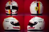 Sebastian Vettel pro svoji premiérovou sezonu za volantem Ferrari vsadil na velmi jednoduchou bílou helmu s německou trikolorou a na obou stranách stylizované logo SV připomínající filmového Supermana.