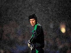 Petr Čech bude v nedělním šlágru Premier league proti Liverpoolu nejspíš chybět.