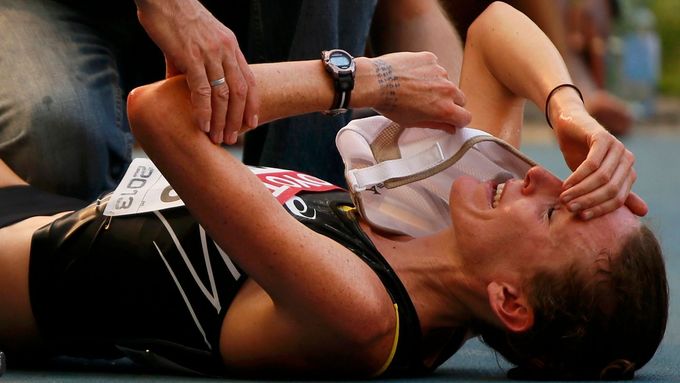 Novozélandská vytrvalkyně Mary Daviesová se v cíli maratonu zhroutila. Podívejte se, jak běžkyně zápasily s moskevským úmorným vedrem.