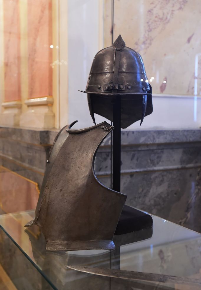 Na snímku je helmice a hrudní plát zbroje.