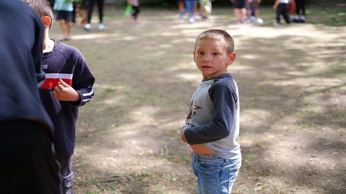 Sazka rozdala ukrajinským dětem desítky párů sportovních bot
