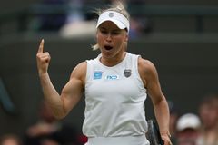 Šok na Wimbledonu. Rozjetá Kazaška vyřadila Šwiatekovou, končí i loňská finalistka
