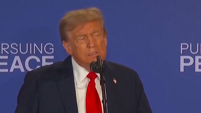 „Takhle dělal zuby…“ Forenzní psycholog popsal Trumpovu řeč těla při setkání s Putinem na Aljašce.