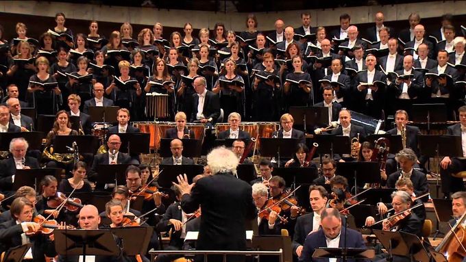 Berlínští filharmonikové pod taktovkou sira Simona Rattla hrají Válečné rekviem od Benjamina Brittena. Ukázka z roku 2013.