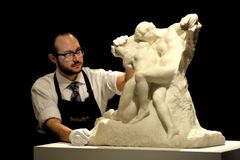 Za rekordních 20,4 milionů dolarů se v New Yorku vydražila Rodinova socha líbajících se milenců