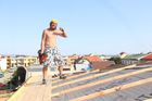 Dobrovolník Vítězslav Wejmelka letos v srpnu při práci na střeše sokolovny v Moravské Nové Vsi.