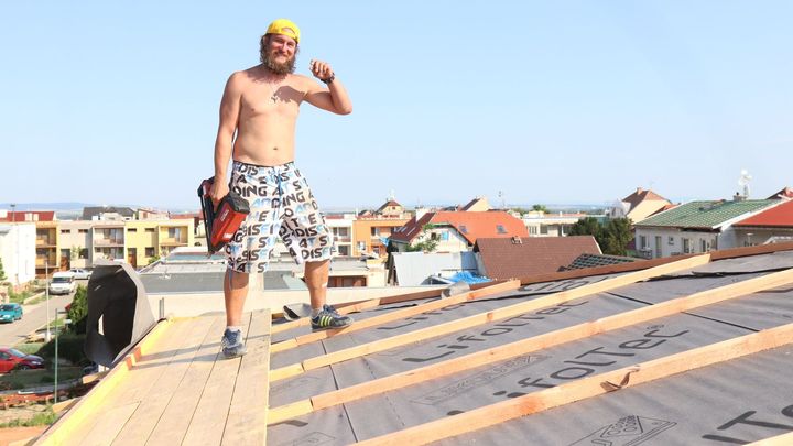 Nemůžu je tady nechat, říká dobrovolník, který pomáhá lidem po tornádu přes 100 dní; Zdroj foto: Radek Bartoníček