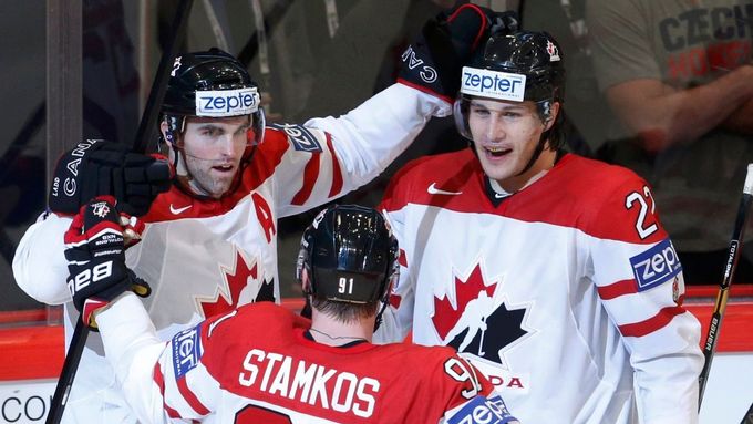 Hokejisté Kanady se radují z výhry 4:1 nad Běloruskem a z postupu na první místo tabulky stockholmské skupiny.