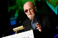 Cenu Václava Havla získal spisovatel Salman Rushdie, od útoku žije v ústraní
