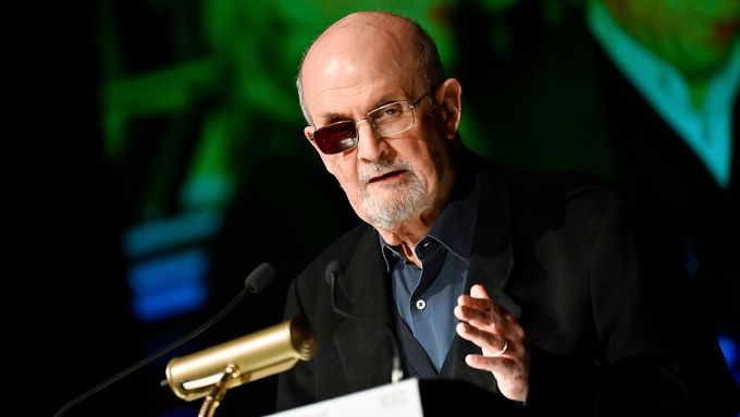 Salman Rushdie přebral cenu od Nadace Knihovny Václava Havla.