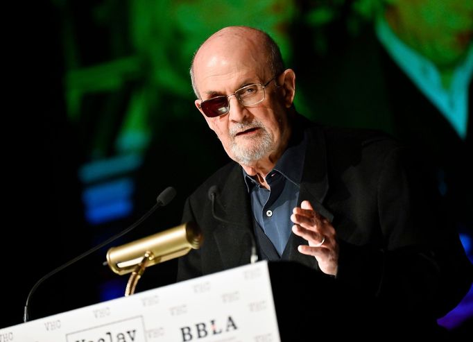 Salman Rushdie v roce 2023 převzal cenu od Nadace Knihovny Václava Havla.