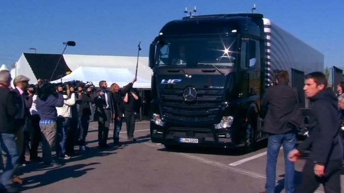 Společnost Daimler poprvé testovala poloautomaticky řízený kamion v provozu na dálnici poblíž Stuttgartu. Model Actros jel rychlostí 80km/h, zatímco řidič spustil na delší dobu svoje ruce z volantu...