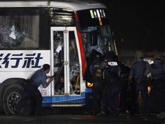 Když zaslechli zevnitř výstřely, rozbili policisté okna autobusu, aby mohli vniknout dovnitř.