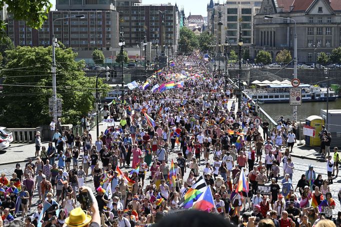 Snímek ze sobotního duhového průvodu festivalu Prague Pride.