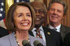 Demokraty ve Sněmovně reprezentantů povede nadále Nancy Pelosiová