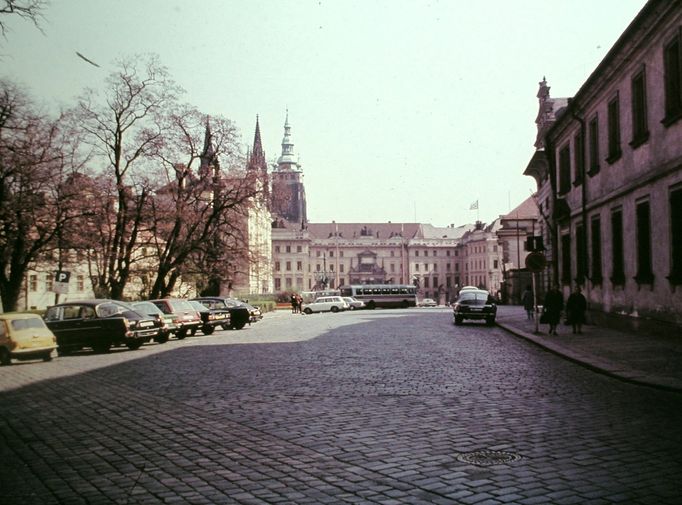 Záběr na Pražský Hrad z Hradčanského náměstí. Rok 1977