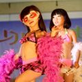 Desetileté čínské modelky předvádí bikiny