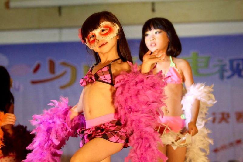 Desetileté čínské modelky předvádí bikiny