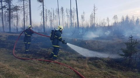 U Potštátu na Přerovsku hoří les. Hasit pomáhá i vrtulník