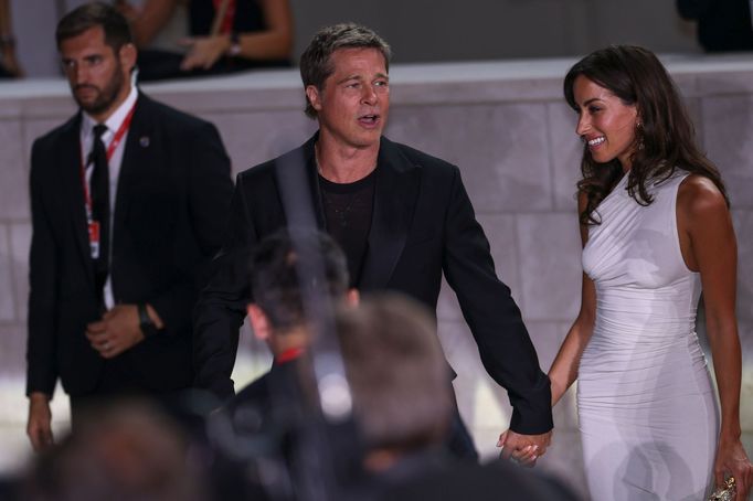 Brad Pitt s přítelkyni Inés de Ramón na benátské premiéře filmu Wolfs.