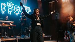 Když byl koncert K. M. Tiché zrušen kvůli nahlášené bombě, zpěvačka si zazpívala s lidmi na ulici.