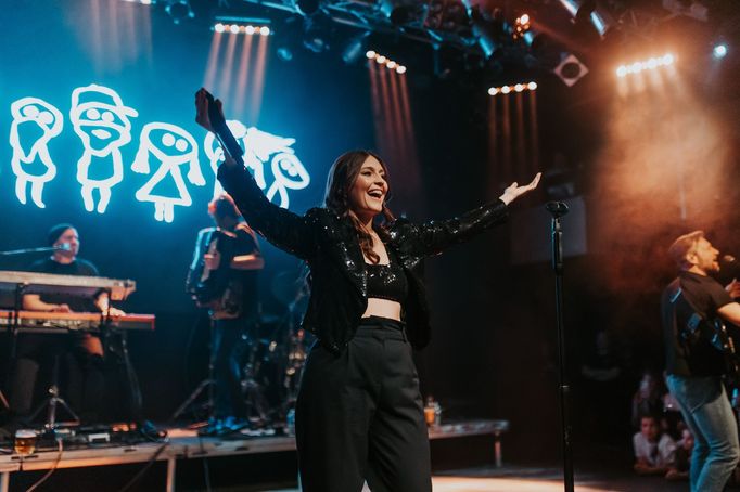 Písničkářka Kateřina Marie Tichá vystoupila 7. dubna v Lucerna Music Baru se svou doprovodnou skupinou Bandjeez.