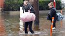 People make their way out of the floodwaters in Hoboken, New Jersey, October 31, 2012. The U.S. Northeast began crawling back to normal on Wednesday after monster storm Sandy crippled transportation, knocked out power for millions and killed at least 45 people in nine states with a massive storm surge and rain that caused epic flooding. REUTERS/Gary Hershorn (UNITED STATES - Tags: ENVIRONMENT DISASTER) Published: Říj. 31, 2012, 8:20 odp.