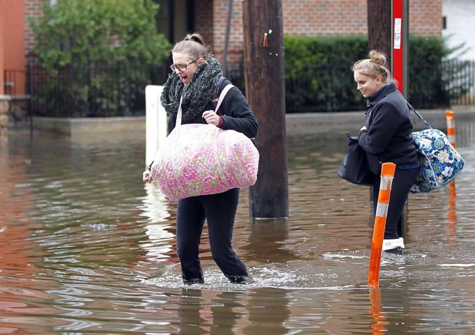 People make their way out of the floodwaters in Hoboken, New Jersey, October 31, 2012. The U.S. Northeast began crawling back to normal on Wednesday after monster storm Sandy crippled transportation, knocked out power for millions and killed at least 45 people in nine states with a massive storm surge and rain that caused epic flooding. REUTERS/Gary Hershorn (UNITED STATES - Tags: ENVIRONMENT DISASTER) Published: Říj. 31, 2012, 8:20 odp.