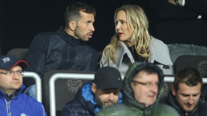 Radek Štěpánek a Nicole Vaidišová společně na fotbale.