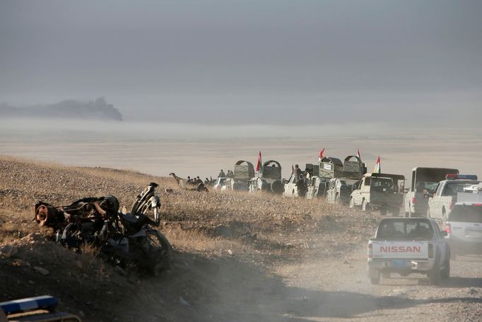 Kurdské oddíly Pešmergů na začátku ofenzivy proti iráckému Mosulu, který je v držení teroristické organizace Islámský stát.