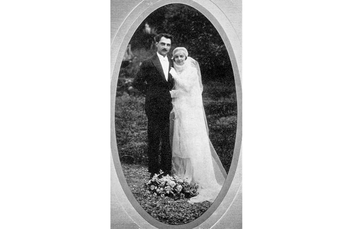 Svatební fotografie dr. Marcela Petiota a jeho nevěsty Georgette Lablaisové pořízená 4. června 1927 v městě Seignelay ve Francii.