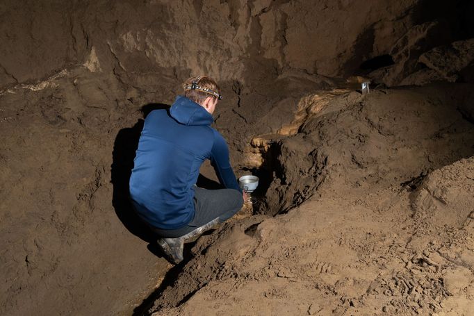 Čeští speleologové zkoumají slovinskou jeskyni Kačna jama