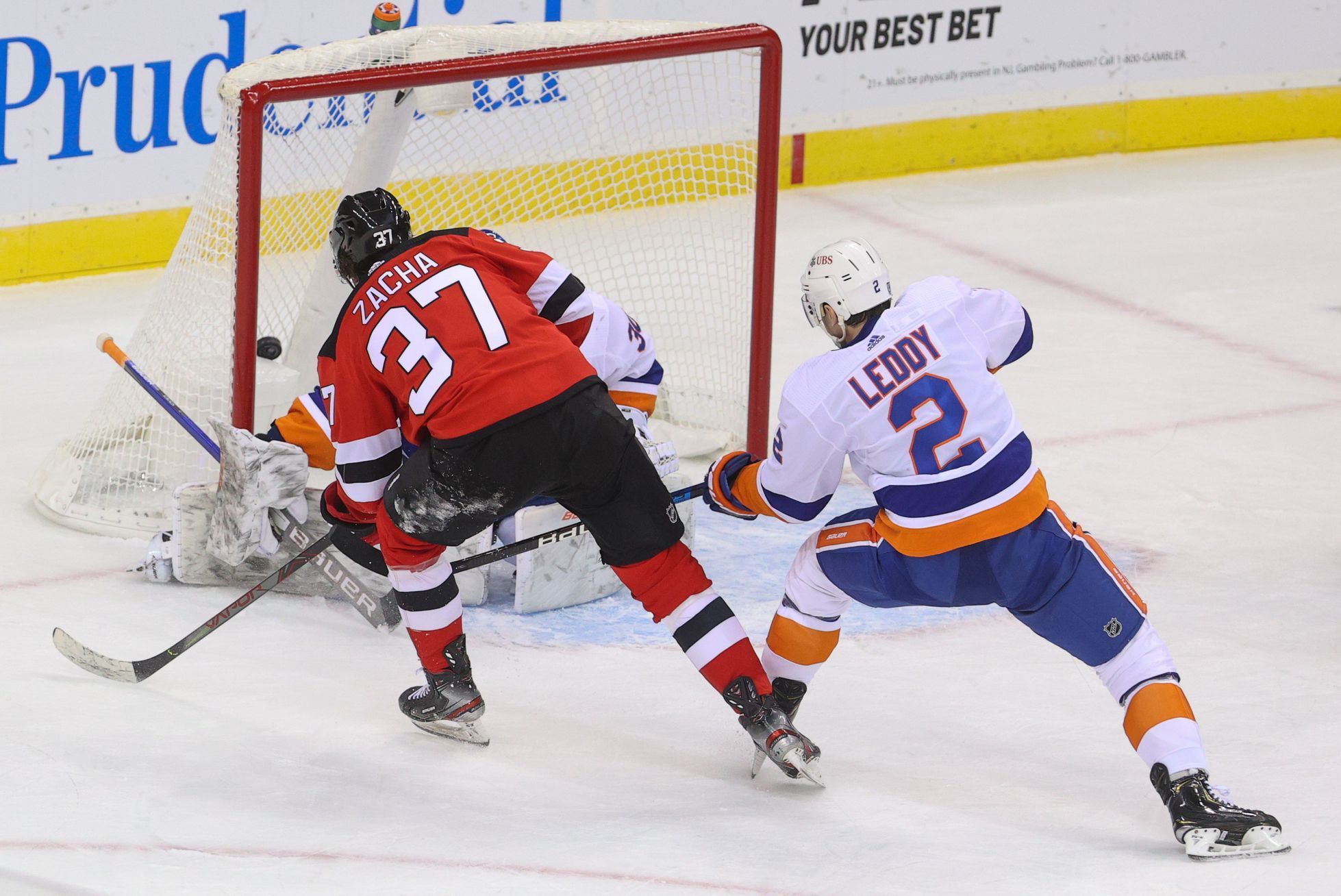 hokej, NHL 2021, New York Islanders at New Jersey Devils, Pavel Zacha střílí gól