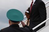 Barack Obama s dcerou vystupují z letadla na letišti Vnukovo.
