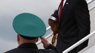 Barack Obama s dcerou vystupují z letadla na letišti Vnukovo.