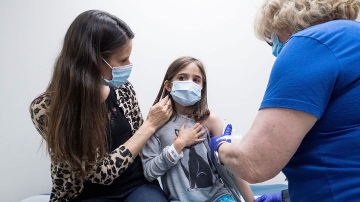Očkovat děti, nebo ne? Státy volí různé přístupy, obávají se i vedlejších účinků; Zdroj foto: Reuters