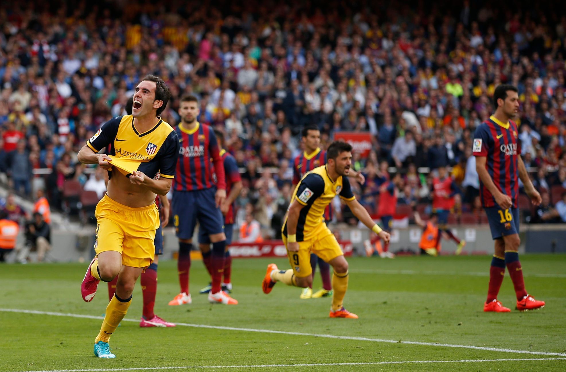 Diego Godín slaví branku Atlética Madrid proti Barceloně