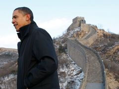 Konec jedné americké iluze. Už nevládneme světu. (Barack Obama na Velké čínské zdi, 2009.)