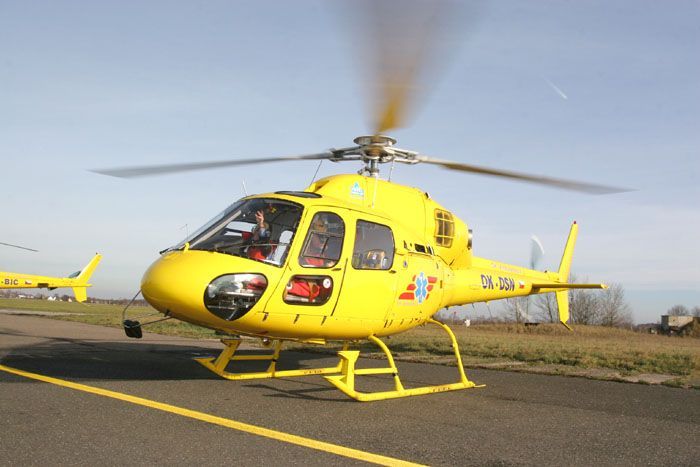 Vrtulník OK-Ambulance na letišti v Hradci Králové