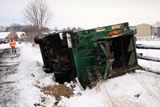 Na kluzké vozovce na Jesenicku se převrátilo nákladní auto s komunálním odpadem.