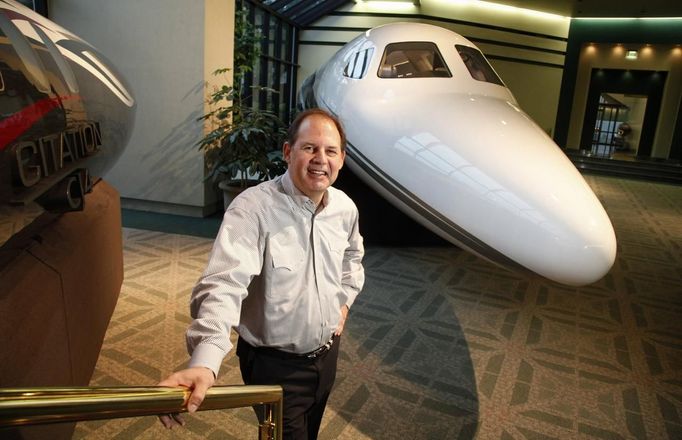 Cessna Aircraft Company CEO and president Scott Ernes, stands in front of a Citation Longitude Jet in the mock up room during a tour at their manufacturing plant in Wichita, Kansas August 14, 2012. One of Ernes' first moves after joining in May 2011 was was to carve Cessna up into five units: jets, propeller planes, maintenance and service, military sales and an air-charter unit, each of which run by an executive who was responsible for whether the unit reported a profit or loss. Picture taken August 14, 2012. REUTERS/Jeff Tuttle (UNITED STATES - Tags: TRANSPORT BUSINESS) Published: Srp. 22, 2012, 11:39 dop.