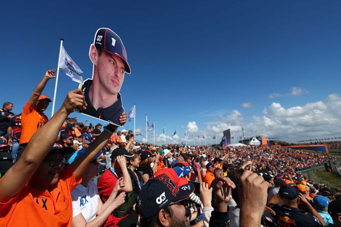 Fanoušci Maxe Verstappena v kvalifikaci na VC Nizozemska F1 2025